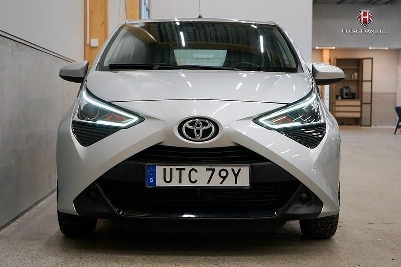 Begagnad Toyota Aygo X-play 72 HK (52 kW) 2019 Silver Halvkombi