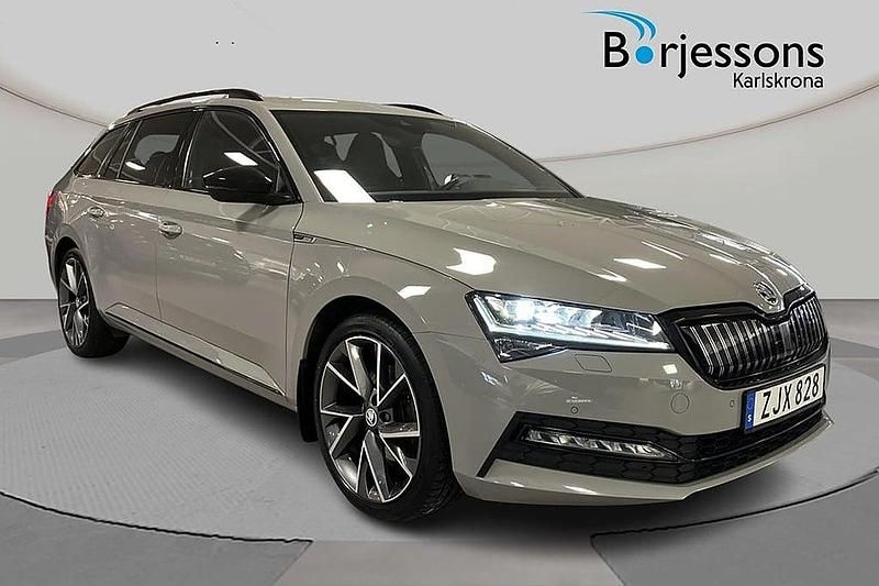 Grå Begagnad 2020 Skoda Superb Business Line Kombi | 269 000 kr (Marknadspris) - Bild 1/4