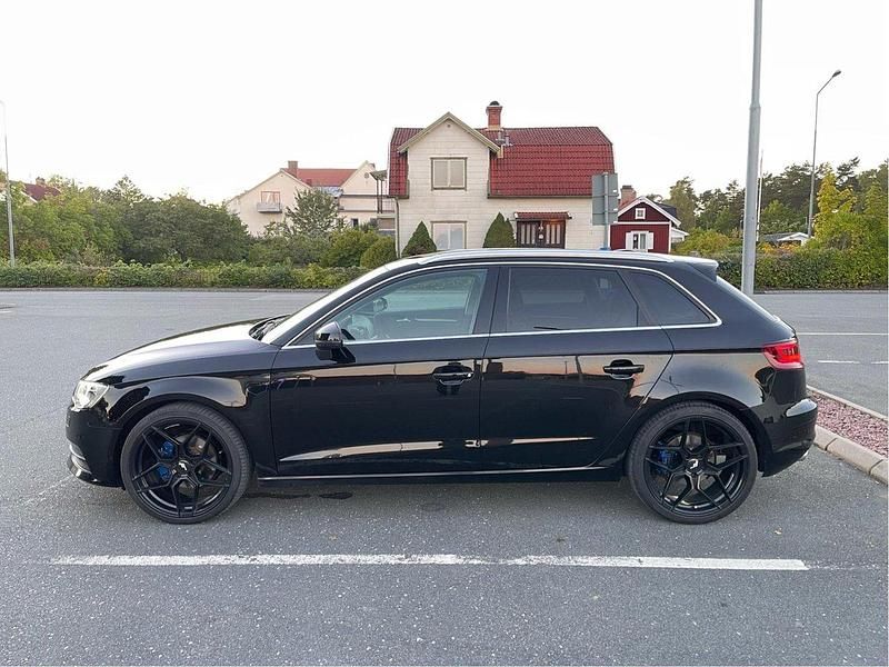 Svart Begagnad 2015 Audi A3 Sportback Ambition Halvkombi | 145 000 kr (Marknadspris) - Bild 1/4