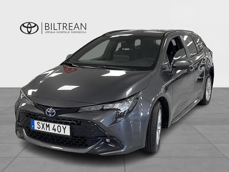 Mörkgrå (grå metallic) Begagnad 2023 Toyota Corolla Active Kombi | 269 900 kr (Marknadspris) - Bild 1/3