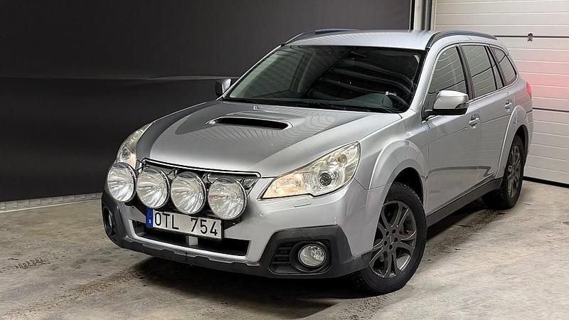 Silver Begagnad 2013 Subaru Outback Kombi | 82 500 kr (Marknadspris) - Bild 1/4