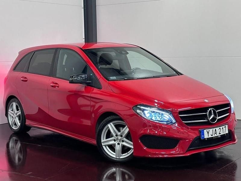 Röd Begagnad 2016 Mercedes B200 AMG Minibuss | 199 700 kr (Marknadspris) - Bild 1/4