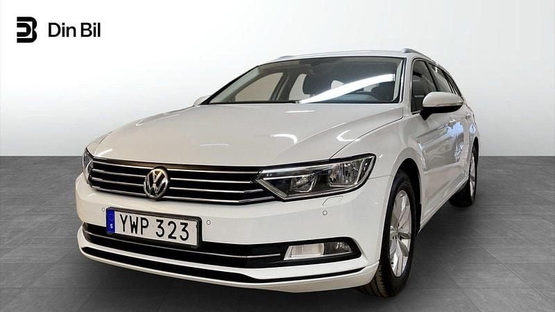 Vit Begagnad 2018 VW Passat Active Kombi | 229 900 kr (Marknadspris) - Bild 1/4