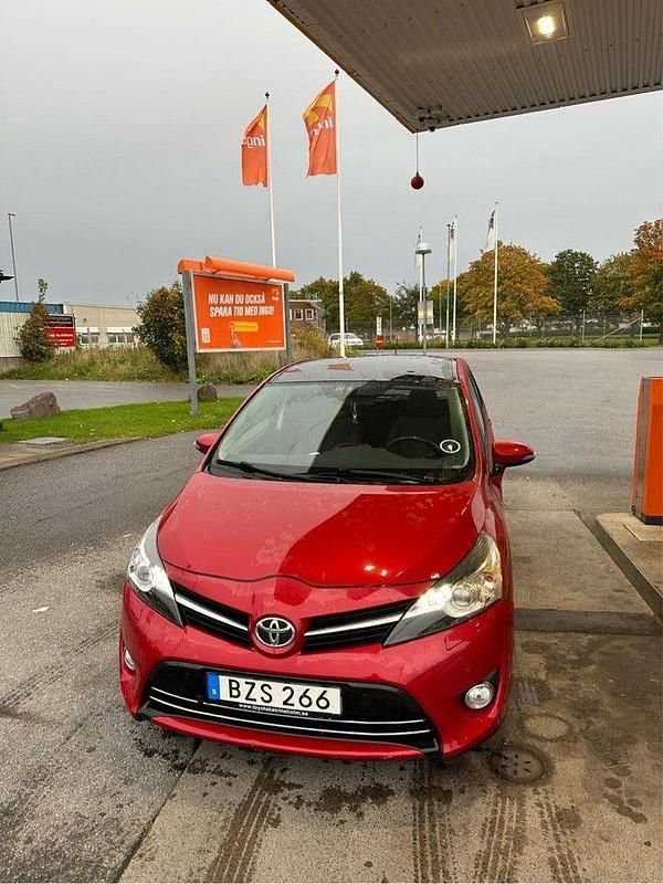 Röd Begagnad 2014 Toyota Verso Executive Minibuss | 120 000 kr (Marknadspris) - Bild 1/4