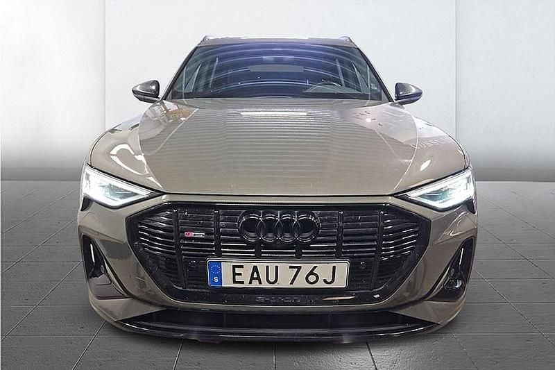 Grå Begagnad 2022 Audi e-tron Advanced SUV | 445 900 kr - Bild 1/3