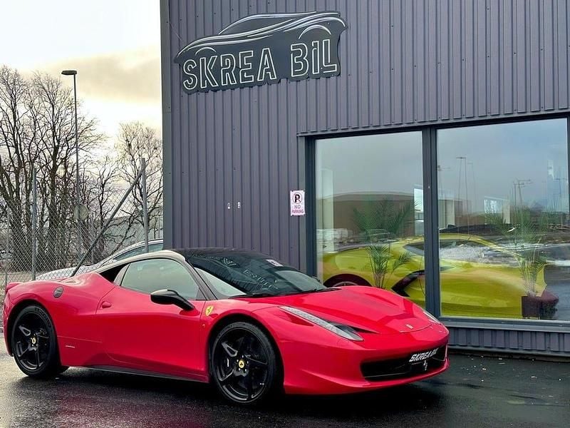 Röd Begagnad 2010 Ferrari 458 Sportkupé | 1 999 900 kr - Bild 1/4