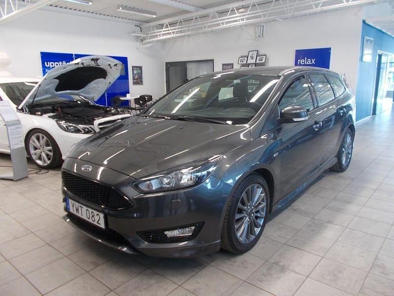 Grå (magnetic met) Begagnad 2018 Ford Focus ST-Line Kombi | 129 400 kr (Bra pris) - Bild 1/4
