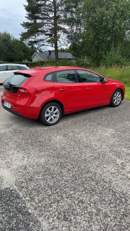 Röd Begagnad 2013 Volvo V40 Kinetic Kombi | 63 000 kr (Superpris) - Bild 1/4