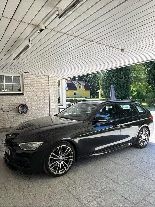 Svart Begagnad 2013 BMW 320 M Sport Kombi | 155 000 kr (Lite dyr) - Bild 1/4
