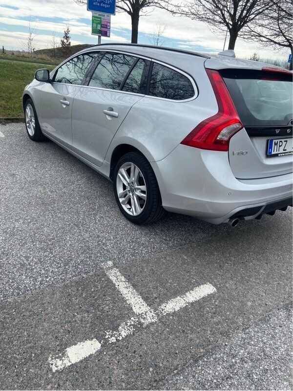 Grå Begagnad 2011 Volvo V60 Kombi | 75 000 kr (Superpris) - Bild 1/4