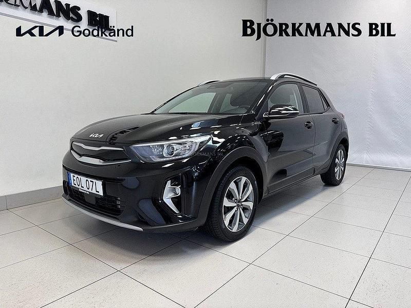 Svart (/abp/ aurora black pearl m) Begagnad 2023 Kia Stonic 4 SUV | 229 900 kr - Bild 1/4