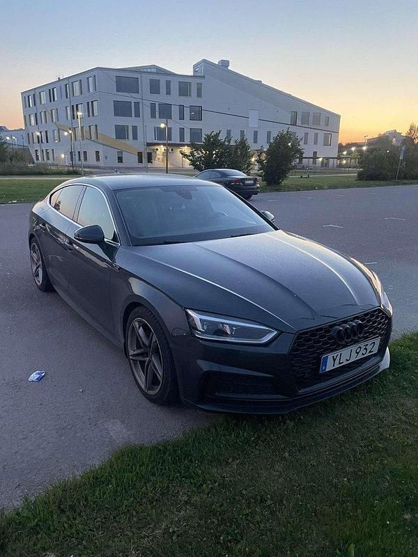Grå Begagnad 2017 Audi A5 Sportback Comfort Halvkombi | 240 000 kr (Dyr) - Bild 1/3