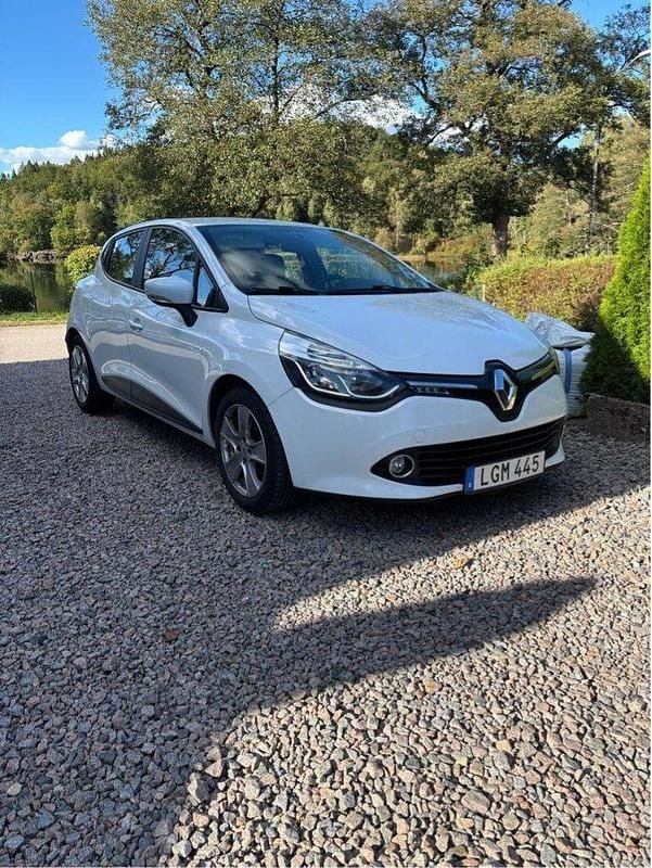 Vit Begagnad 2016 Renault Clio IV Halvkombi | 74 900 kr (Marknadspris) - Bild 1/2