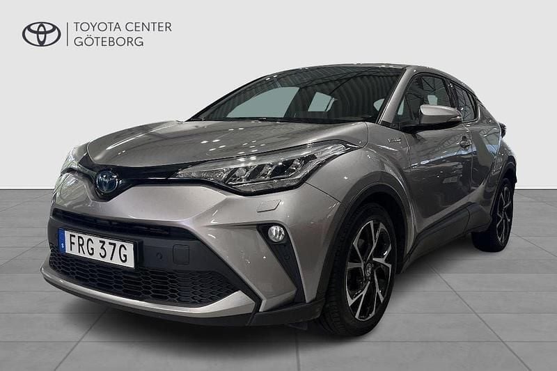 Mörkgrå (grå) Begagnad 2021 Toyota C-HR Edition SUV | 239 900 kr (Marknadspris) - Bild 1/2