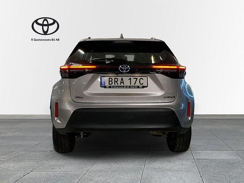 Begagnad Toyota Yaris Cross Active 92 HK (67 kW) 2023 Silver SUV