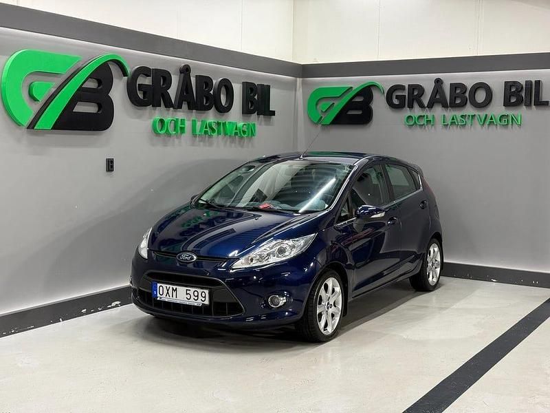 Begagnad Ford Fiesta Titanium 82 HK (60 kW) 2011 Blå Halvkombi