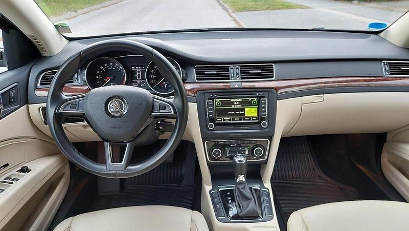 Brun Begagnad 2015 Skoda Superb Elegance Kombi | 183 000 kr (Bra pris) - Bild 1/4
