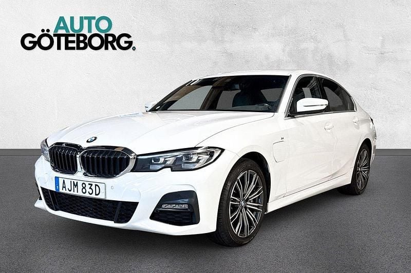 Vit Begagnad 2019 BMW 330e M Sport Sedan | 294 900 kr (Marknadspris) - Bild 1/3