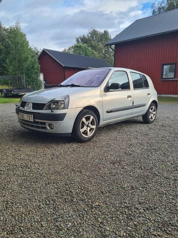 Grå Begagnad 2002 Renault Clio II Halvkombi | 5 000 kr (Superpris) - Bild 1/4