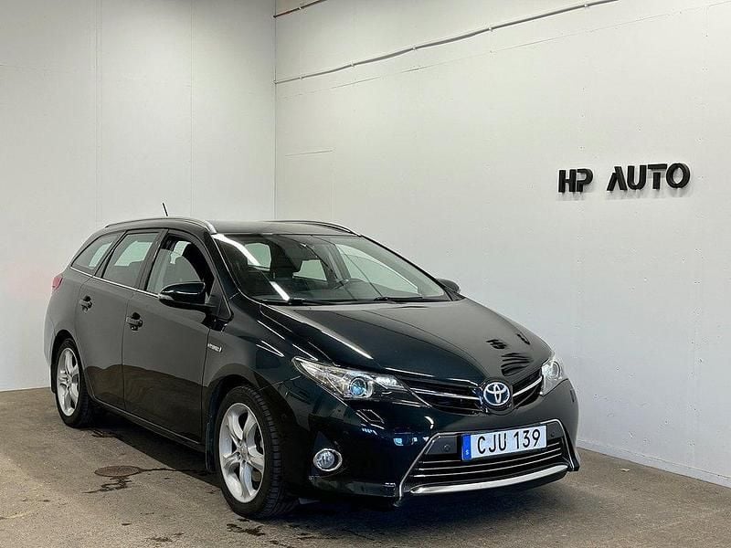 Mörkblå Begagnad 2014 Toyota Auris Touring Sports Executive Kombi | 114 500 kr (Marknadspris) - Bild 1/4