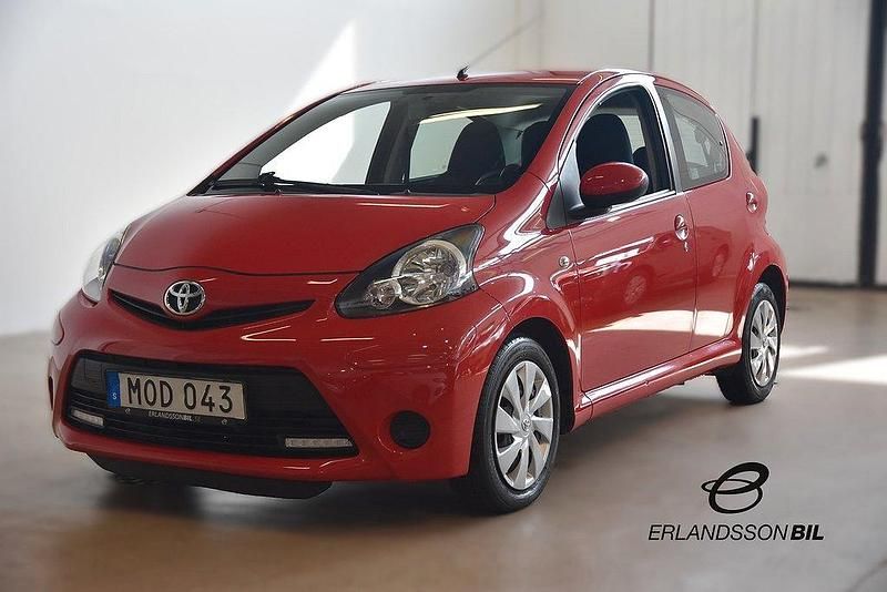 Röd Begagnad 2013 Toyota Aygo Halvkombi | 69 900 kr (Marknadspris) - Bild 1/4