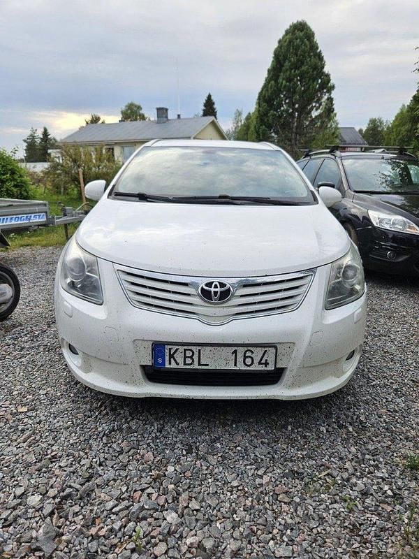 Vit Begagnad 2009 Toyota Avensis Business Edition Kombi | 29 000 kr (Marknadspris) - Bild 1/4