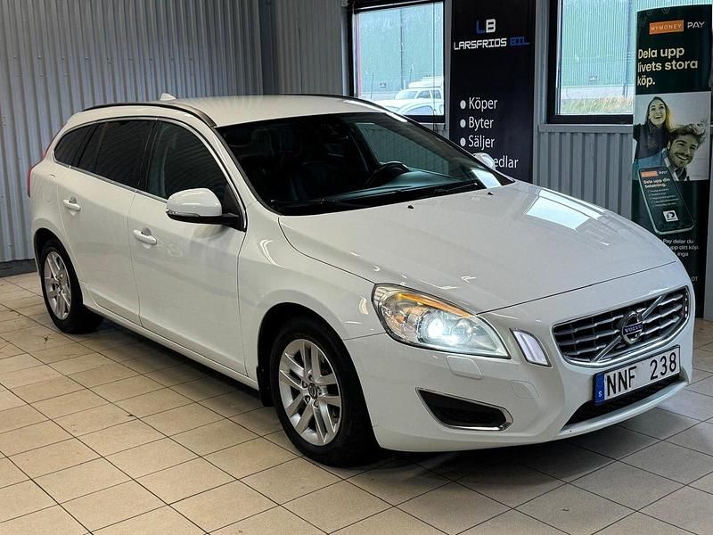 Vit Begagnad 2012 Volvo V60 Momentum Kombi | 84 900 kr (Marknadspris) - Bild 1/4