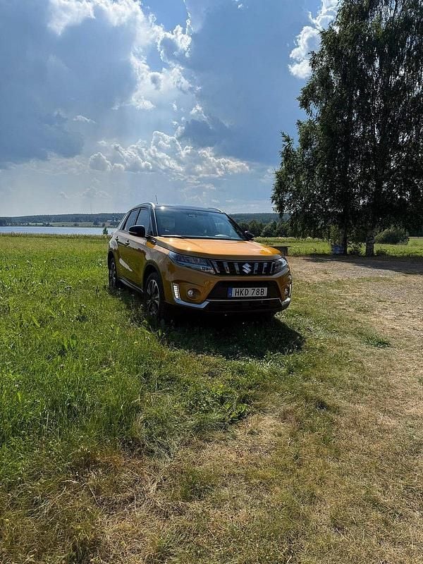 Gul Begagnad 2022 Suzuki Vitara SUV | 309 500 kr (Lite dyr) - Bild 1/4