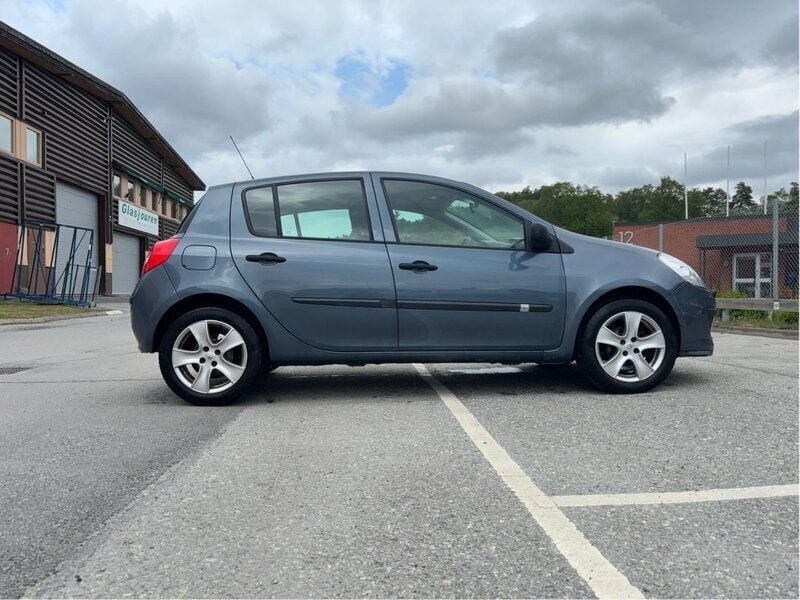 Blå Begagnad 2006 Renault Clio R.S. Halvkombi | 19 999 kr (Bra pris) - Bild 1/4