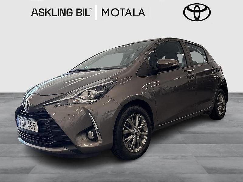 Mörkgrå (grå) Begagnad 2018 Toyota Yaris Active Halvkombi | 144 000 kr (Marknadspris) - Bild 1/3