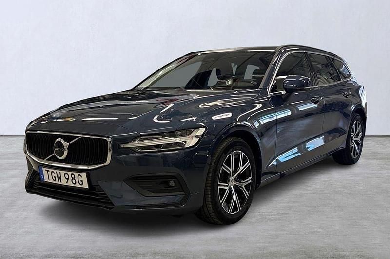 Mörkblå (blå) Begagnad 2023 Volvo V60 Core Kombi | 349 900 kr (Marknadspris) - Bild 1/4