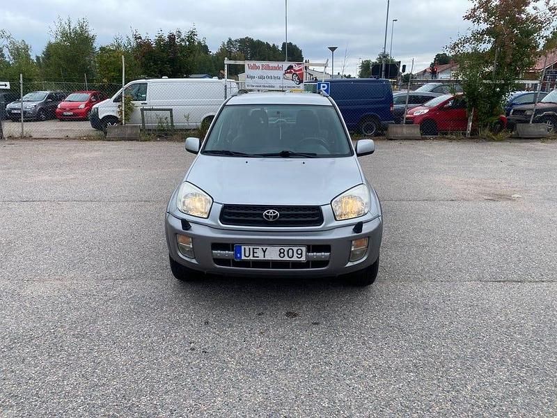 Silver Begagnad 2003 Toyota RAV4 SUV | 52 900 kr (Marknadspris) - Bild 1/4