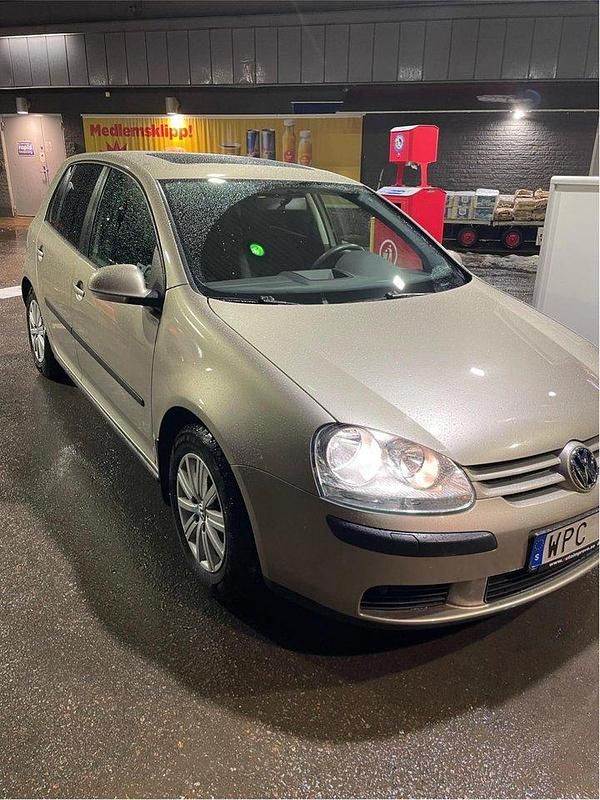 Brun Begagnad 2005 VW Golf IV Comfortline Halvkombi | 33 000 kr (Marknadspris) - Bild 1/4