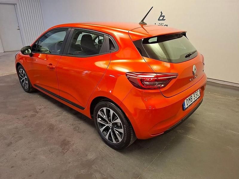 Begagnad Renault Clio V Equilibre 144 HK (105 kW) 2022 Orange Halvkombi