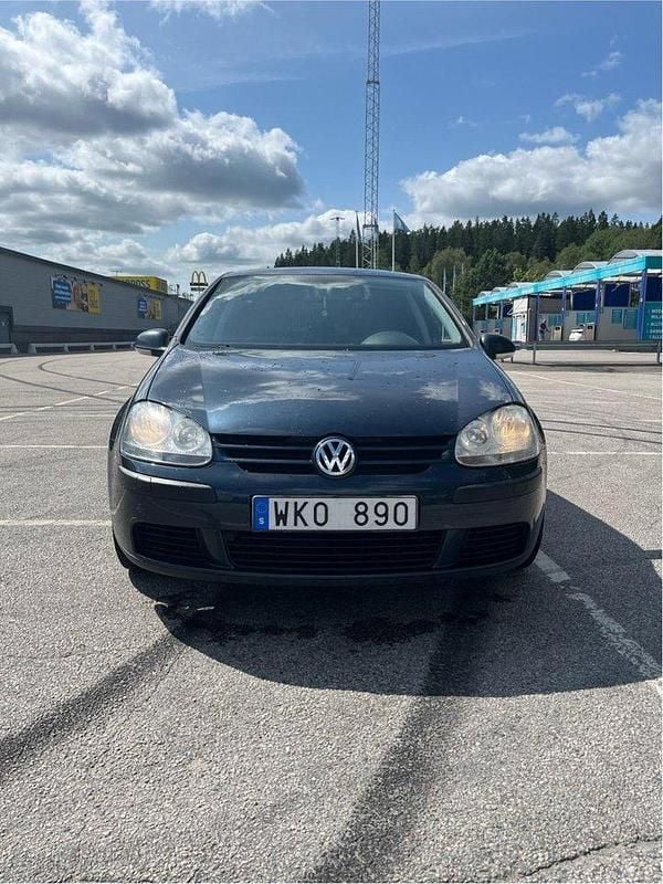 Grå Begagnad 2005 VW Golf IV Trendline Halvkombi | 22 999 kr (Bra pris) - Bild 1/4