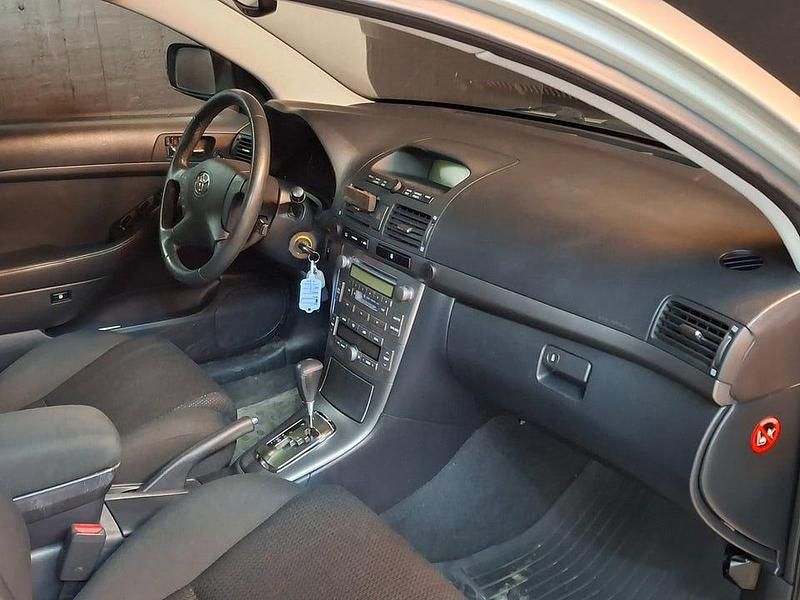 Begagnad Toyota Avensis 147 HK (108 kW) 2003 Silver Sedan