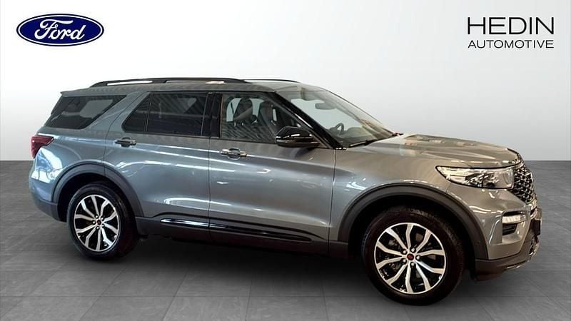 Grå (grey) Begagnad 2022 Ford Explorer ST-Line SUV | 589 900 kr (Marknadspris) - Bild 1/4