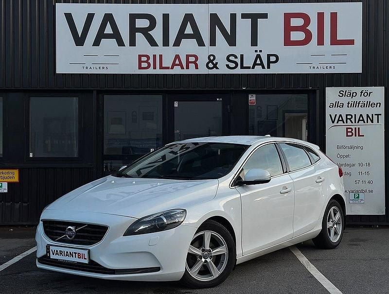 Vit Begagnad 2013 Volvo V40 Momentum Kombi | 84 700 kr (Marknadspris) - Bild 1/4