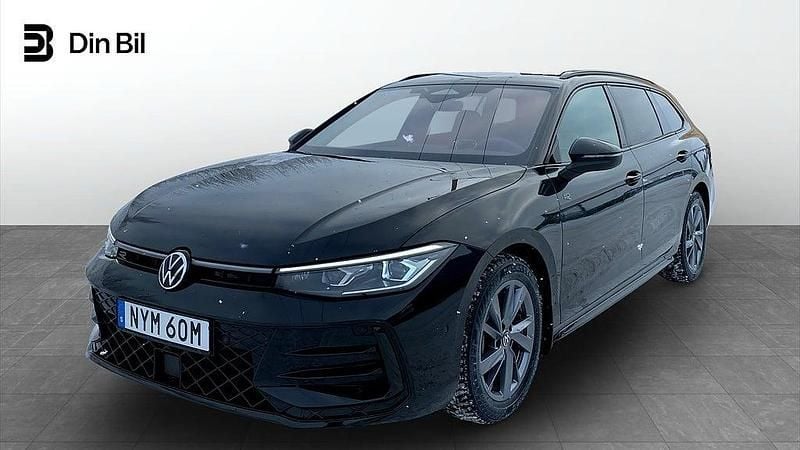 Svart Begagnad 2024 VW Passat R-line Kombi | 450 000 kr (Marknadspris) - Bild 1/4