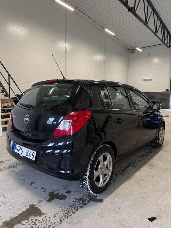 Begagnad Opel Corsa Enjoy 86 HK (63 kW) 2011 Svart Halvkombi