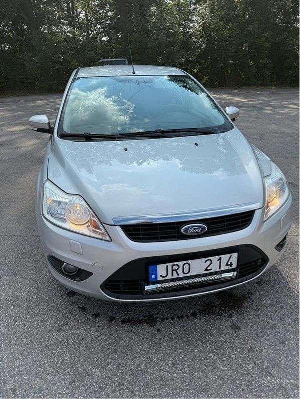 Grå Begagnad 2010 Ford Focus Platinum Kombi | 23 000 kr (Marknadspris) - Bild 1/4