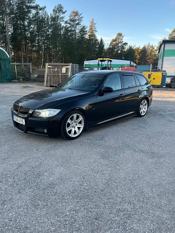Begagnad BMW 325 Comfort Edition 218 HK (160 kW) 2006 Svart metallic Kombi