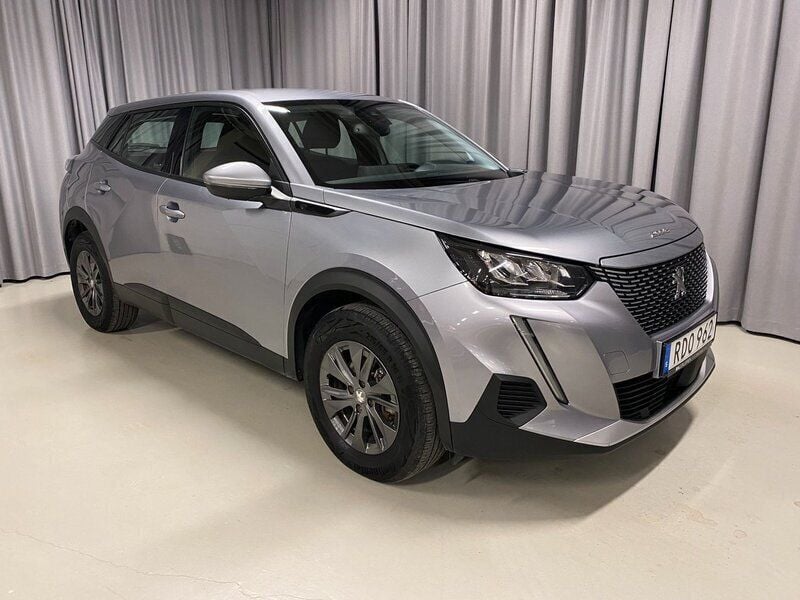 Grå Begagnad 2021 Peugeot e-2008 Active SUV | 189 700 kr (Marknadspris) - Bild 1/3