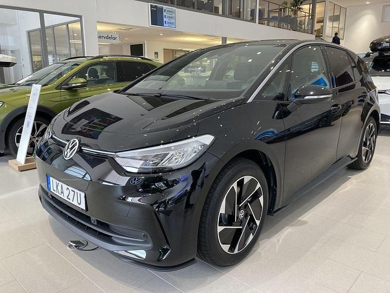 Svart Ny 2025 VW ID.3 Pure Halvkombi | 401 000 kr (Marknadspris) - Bild 1/4
