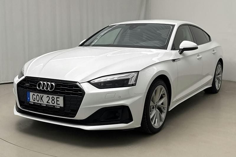 Vit Begagnad 2022 Audi A5 Sportback Comfort Halvkombi | 310 000 kr (Superpris) - Bild 1/4