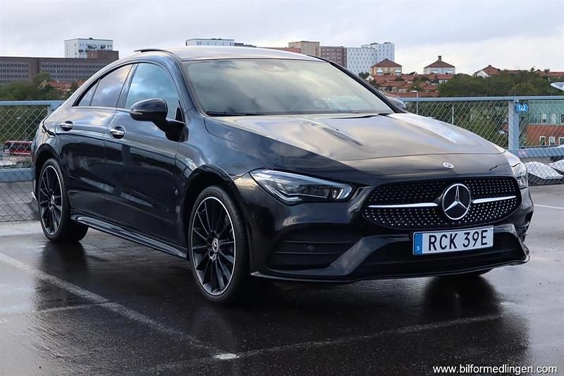 Svart samma som bilen Begagnad 2022 Mercedes CLA250e AMG Sedan | 384 900 kr (Marknadspris) - Bild 1/4