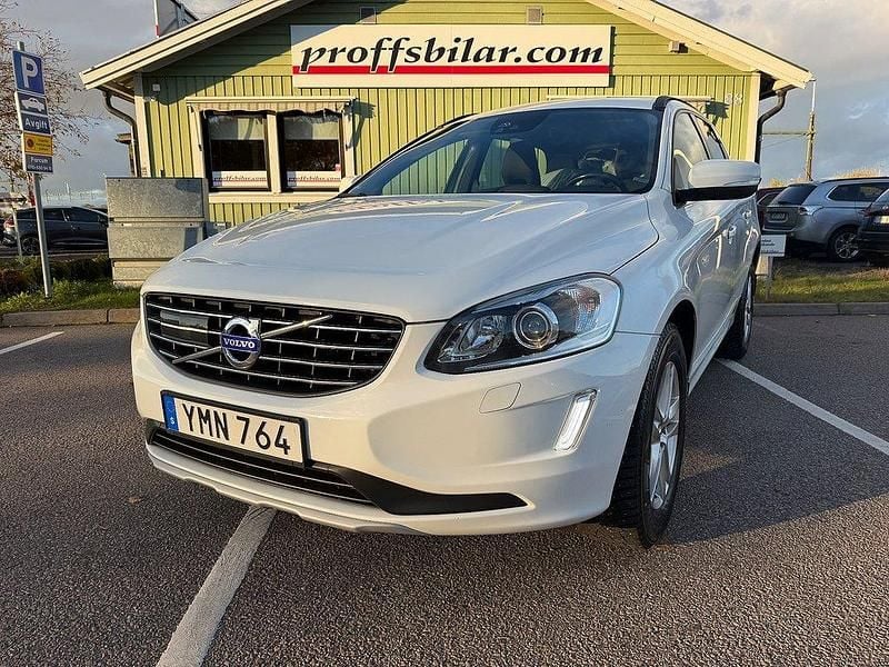 Vit Begagnad 2017 Volvo XC60 Momentum SUV | 199 900 kr (Bra pris) - Bild 1/4