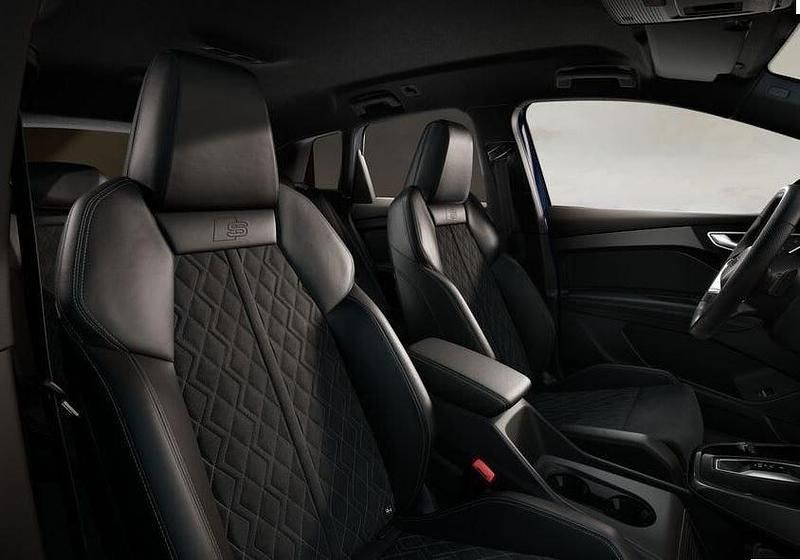 Ny Audi Q4 e-tron S-Line 210 kW (286 HK) 2025 Navarrablå metallic SUV