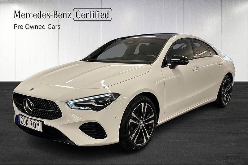 Vit Begagnad 2024 Mercedes CLA200 Night Sportkupé | 398 900 kr (Lite dyr) - Bild 1/4