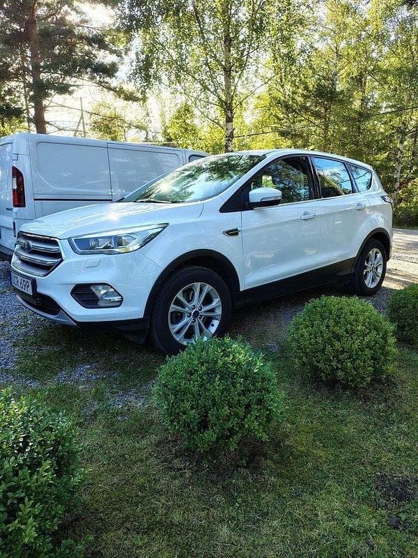 Vit Begagnad 2019 Ford Kuga Titanium SUV | 150 000 kr (Superpris) - Bild 1/4